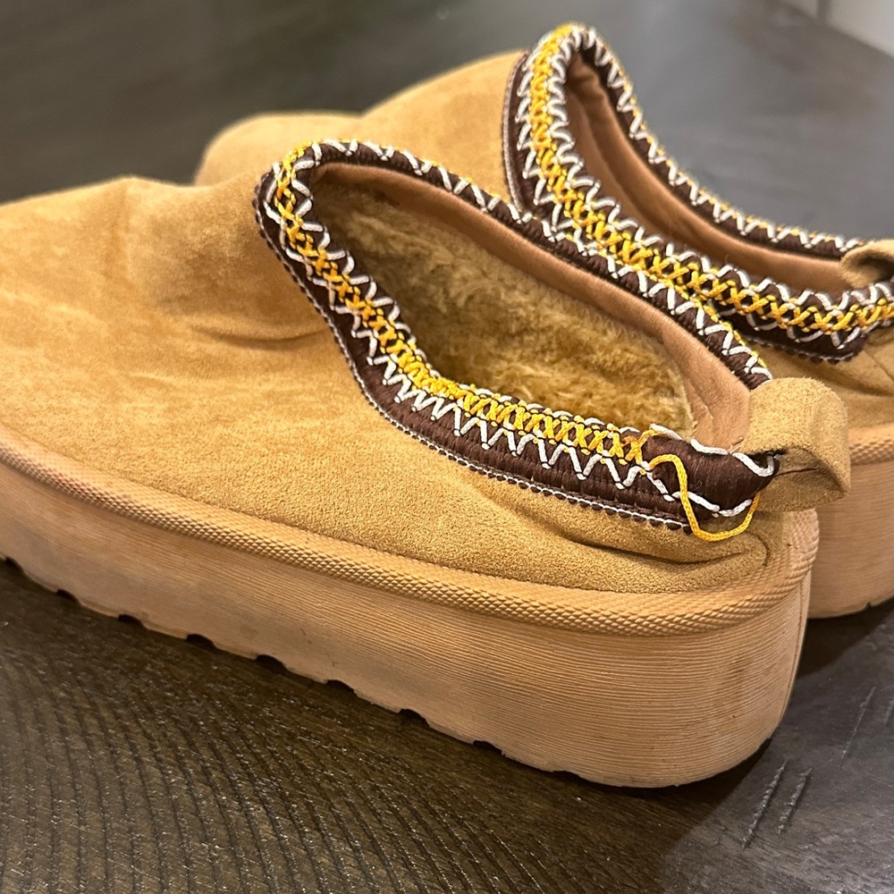 Dazzle Women's Tan Slippers - Picture 3 of 8